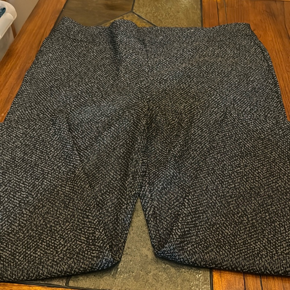 Chico’s size 4R black/grey/silver pant